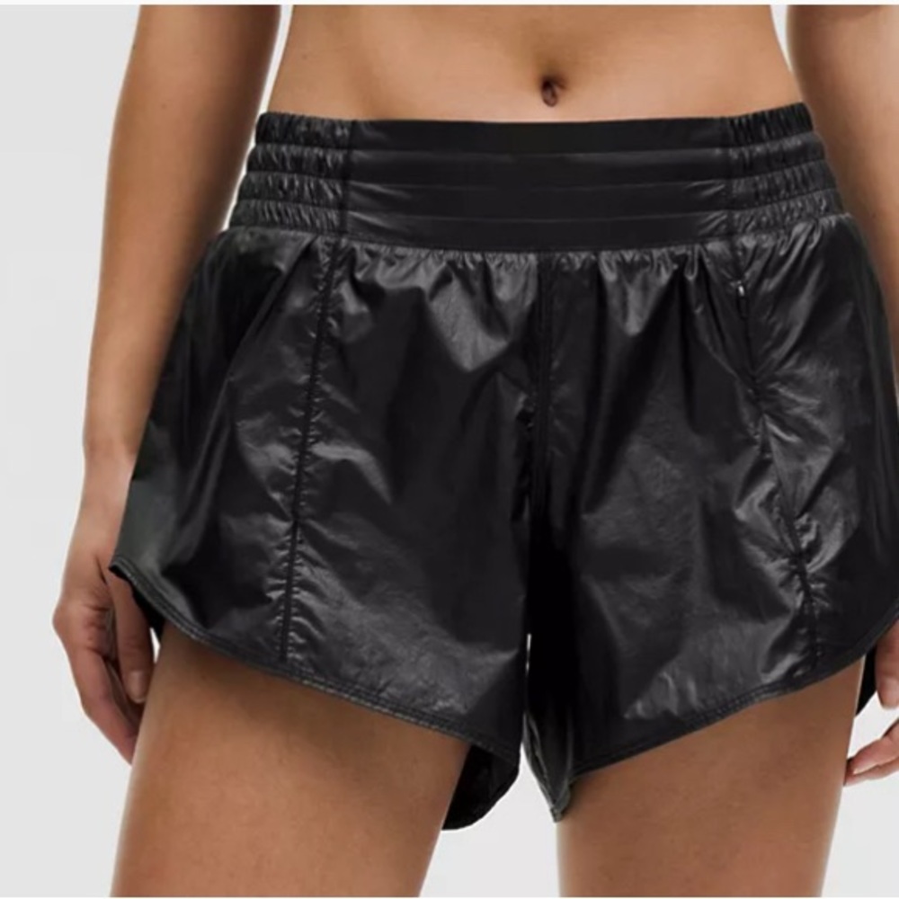 NWT! Lululemon Hotty Hot High-Rise Lined Short 4"
Matte Sheen